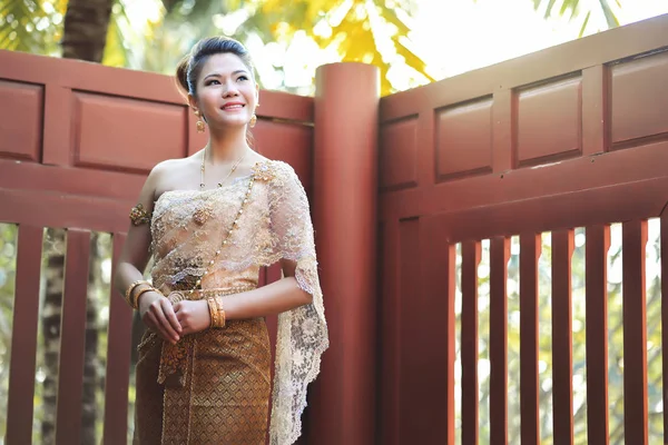 Hermosa chica tailandesa en traje tradicional tailandés —  Fotos de Stock