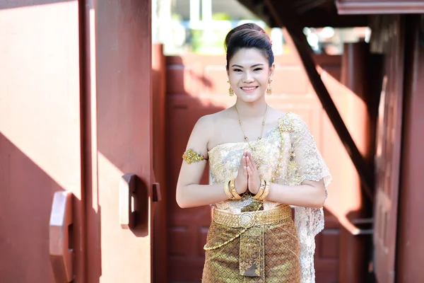 Hermosa chica tailandesa en traje tradicional tailandés — Foto de Stock