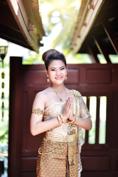Menina tailandesa bonita em traje tradicional tailandês — Fotografia de Stock