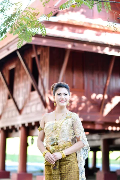 Belle fille thaïlandaise en costume traditionnel thaïlandais — Photo