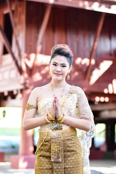 Hermosa chica tailandesa en traje tradicional tailandés —  Fotos de Stock