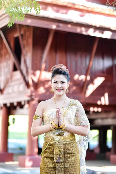 Hermosa chica tailandesa en traje tradicional tailandés — Foto de Stock