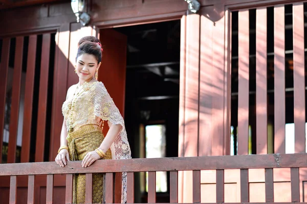 Hermosa chica tailandesa en traje tradicional tailandés —  Fotos de Stock