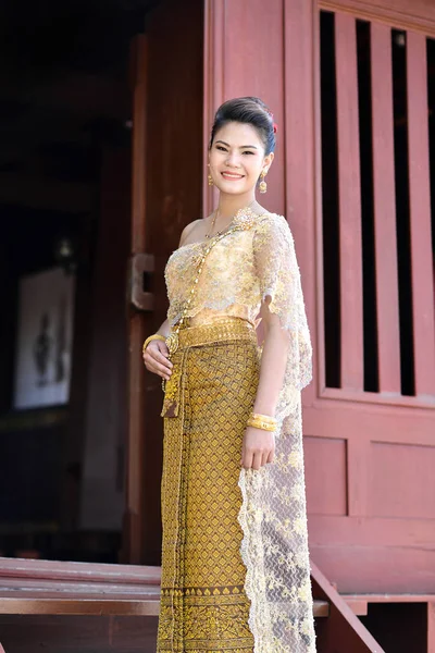 穿着泰国传统服装的美丽的泰国女孩 — 图库照片