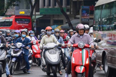 Hochiminh City, Vietnam - 14 Aralık 2016: Asya şehrin inanılmaz trafik, grup vatandaş privaet araç acele saat, kask, motosiklet Vietnam, 14 Aralık 2016 sürme insanlarda mafya