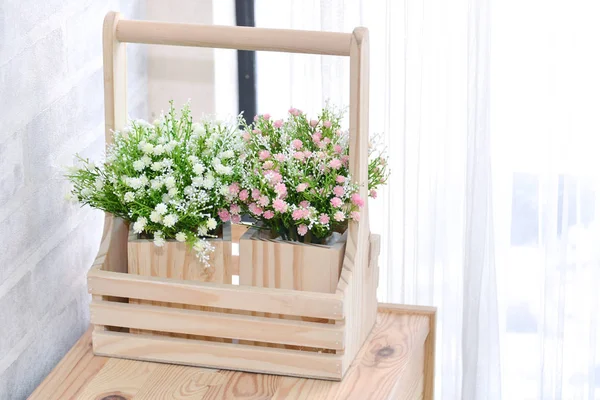 Hermosa flor en jarrón de madera y cesta para la decoración —  Fotos de Stock