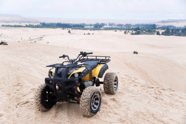 ATV araba beyaz kum ile. Vietnam çöl, popüler turist çekmek