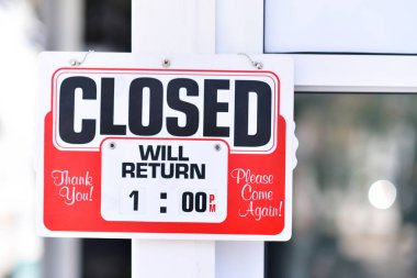 Bir dükkan pencere kapalı işareti ve retuen zamanında