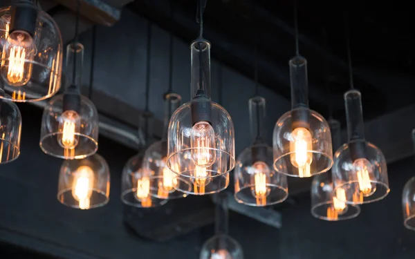 Arrangement of hanging lighting, lightbulb — Stock Photo, Image