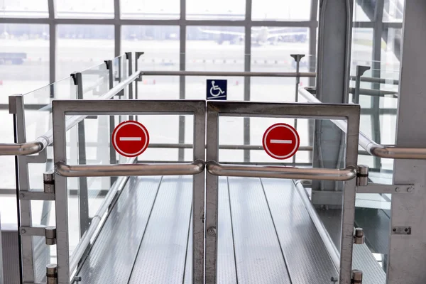 No entry sign on the metal gate — Stock Photo, Image