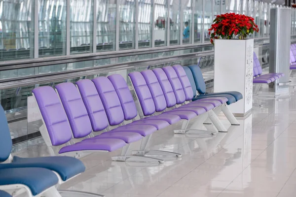 Сучасний зал очікування терміналу аеропорту — стокове фото
