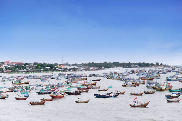 Pueblo pesquero vietnamita, Mui Ne, Vietnam, Sudeste Asiático. Paisaje con mar y barcos de pesca tradicionales de colores en Muine. Monumento popular y destino turístico de Vietnam . —  Fotos de Stock