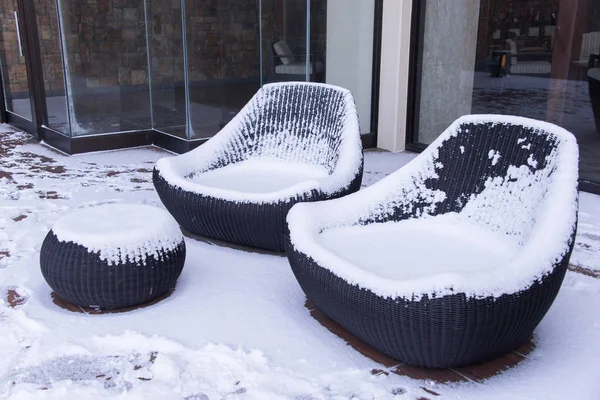 Sneeuw bedekt stoelen in tuin — Stockfoto