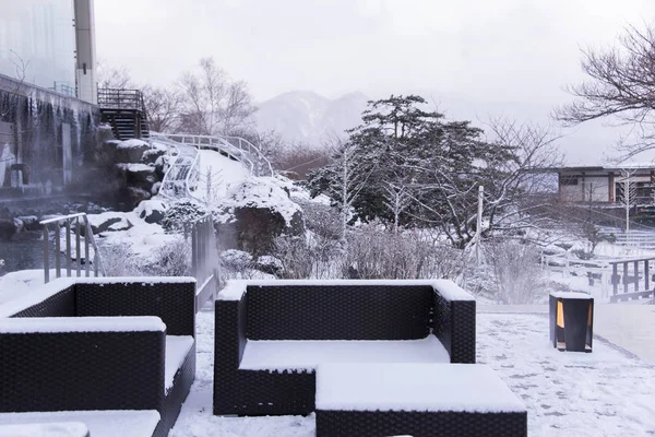 Cadeiras cobertas de neve no jardim — Fotografia de Stock