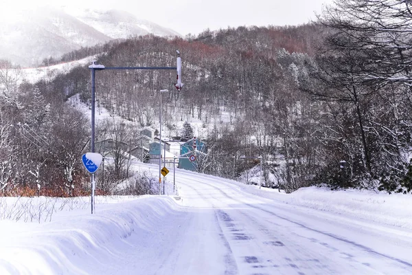 Toz kar Sapporo, Japonya Hokkaido bir yolda — Stok fotoğraf