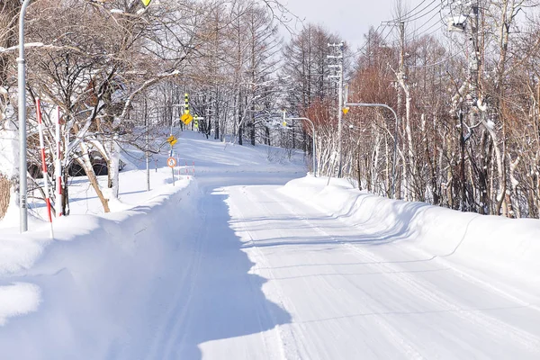 Neve em pó em uma estrada em Sapporo, Hokkaido Japão — Fotografia de Stock