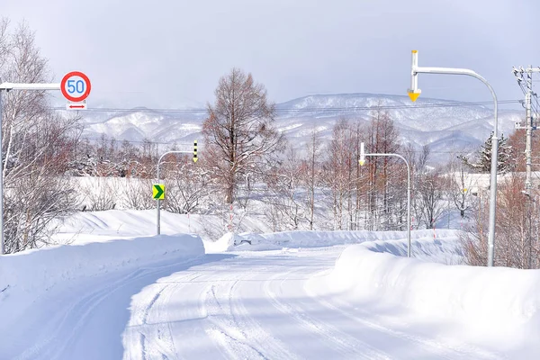 Neve em pó em uma estrada em Sapporo, Hokkaido Japão — Fotografia de Stock