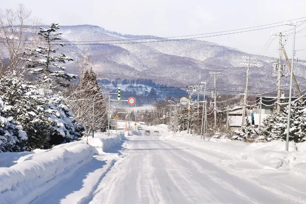 Neve polverosa su strada in Sapporo, Hokkaido Giappone — Foto Stock