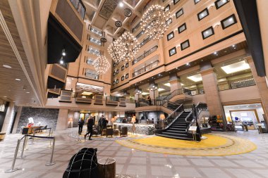 Hokkaido, Japonya - 11 Ocak 2017: Kiroro beş yıldızlı resort ve yemyeşil yaz ormanları içinde bozulmamış Japon ekilmemiş boş arazi, Hokkaido, Japonya olduğunu. Kiroro Kayak Merkezi Japonya kayak için güzel bir yerdir.