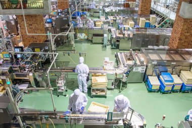 Japonya, Sapporo - 13 Ocak 2017: Ishiya, Hokkaido'da 013 Ocak 2017 üzerinde Çikolata Fabrikası. Şirketin amiral gemisi ürünü Shiroi Koibito tanımlama bilgisidir