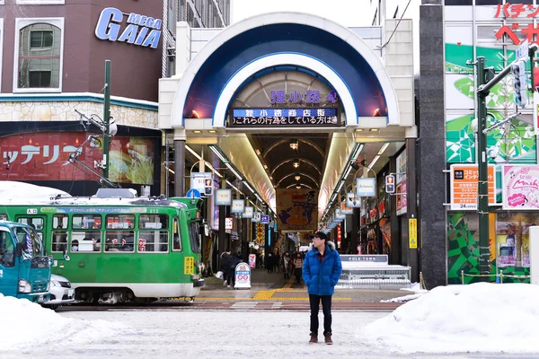 SAPPORO, GIAPPONE - 13 GENNAIO 2017: Tanukikoji Street view of Buildings, una delle destinazioni turistiche più popolari di Sapporo, Hokkaido, Giappone . — Foto Stock