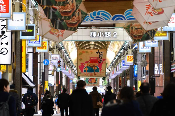 SAPPORO, JAPAN - JAN 13, 2017: Tanukikoji Street näkymä rakennuksiin, yksi suosituimmista matkailukohteista Sapporossa, Hokkaidossa, Japanissa . — kuvapankkivalokuva