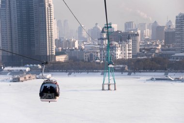 Teleferik kış, Harbin'de Songhuajiang Nehri'nin manzarası Songhua Nehri Kaldır