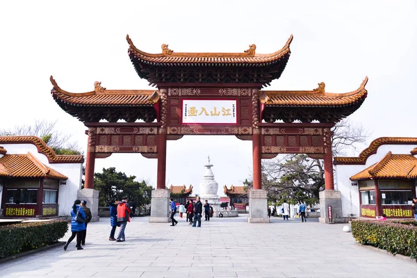 WUHAN, CHINE - 24 JAN 2017 : Tour de la Grue Jaune contre le ciel bleu à Snake Hill, Wuhan, Chine. Les trois caractères chinois signifient "tour de grue jaune" ". — Photo