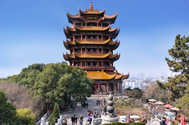 Wuhan, Çin - 24 Ocak 2017: Sarı vinç kule mavi gökyüzü yılan Hill, Wuhan, Çin karşı. Üç Çince karakterler 