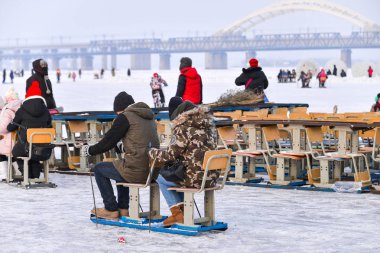 Harbin, Çin - 18 Ocak 2017: dondurulmuş Songhua Nehri üzerinde yürüyen insanlar ve pek çok aktivite vardır. 18 Ocak 2017 yılında şehir Harbin, Heilongjiang, Çin.