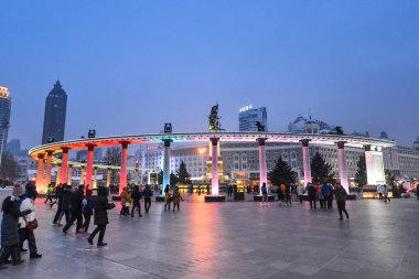 Harbin, Çin - 18 Ocak 2017: Harbin sel kontrolü anıt. Bu anıt 1958 dan ne zaman onun bankalar Songhua Nehri taştı geçmiş yıllarda ölen binlerceinsan anısına.