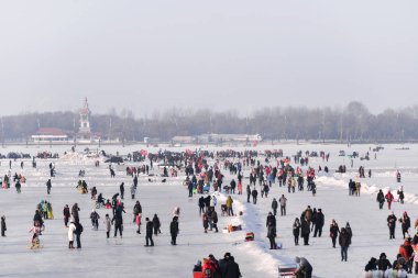 Harbin, Çin - 18 Ocak 2017: dondurulmuş Songhua Nehri üzerinde yürüyen insanlar ve pek çok aktivite vardır. 18 Ocak 2017 yılında şehir Harbin, Heilongjiang, Çin.