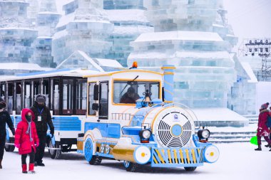Harbin, Çin - 21 Ocak 2017: Harbin uluslararası buz ve kar heykel Festivali Harbin yer alır bir yıllık Kış Festivali olduğunu. Dünyanın en büyük buz ve kar Festivali olduğunu.