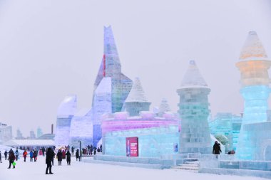 Harbin, Çin - 21 Ocak 2017: Harbin uluslararası buz ve kar heykel Festivali Harbin yer alır bir yıllık Kış Festivali olduğunu. Dünyanın en büyük buz ve kar Festivali olduğunu.