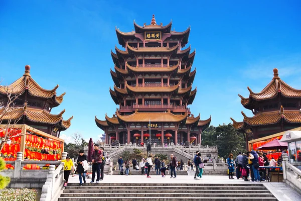 Wuhan, Çin - 24 Ocak 2017: Sarı vinç kule mavi gökyüzü yılan Hill, Wuhan, Çin karşı. Üç Çince karakterler "sarı vinç Kulesi demek". — Stok fotoğraf