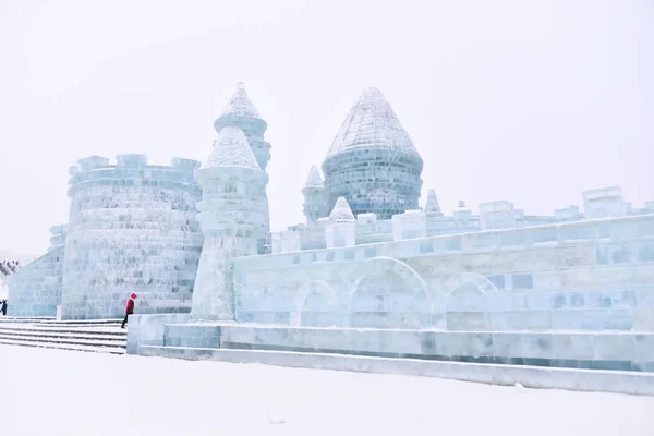 HARBIN, CHINA - JAN 21, 2017: O Festival Internacional de Escultura de Gelo e Neve de Harbin é um festival anual de inverno que acontece em Harbin. É o maior festival de gelo e neve do mundo . — Fotografia de Stock
