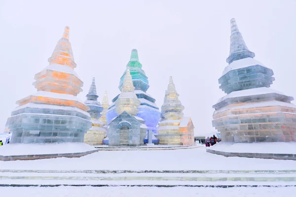 Harbin, Čína - 21 Jan 2017: Harbin mezinárodní Festival ledu a sněhu sochařství je každoroční zimní festival, který se koná v Harbin. Je to svět největší rozpouštění ledu a sněhu festival. — Stock fotografie
