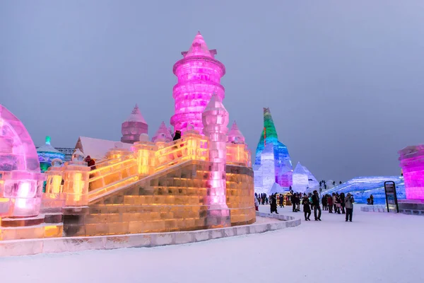 Harbin, China - 21 Jan 2017: Harbin internationale ijs en sneeuw Sculpture Festival is een jaarlijks winter festival dat plaatsvindt in Harbin. Het is de wereld grootste ijs en sneeuw festival. — Stockfoto