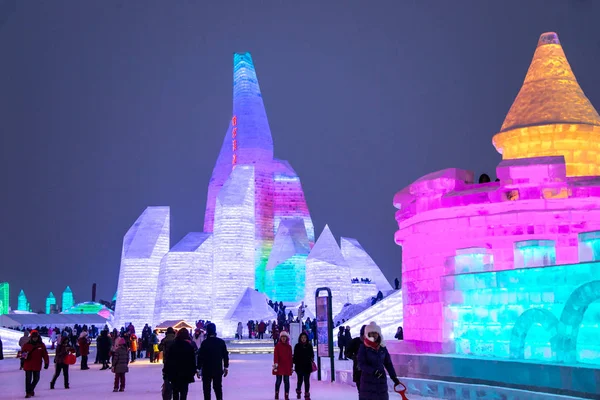 Harbin, Kína - 2017. január 21.: Harbin International jég és hó szobrászat Fesztivál egy éves téli fesztivál Harbin zajlik. Ez a világ legnagyobb jég és hó fesztivál. — Stock Fotó