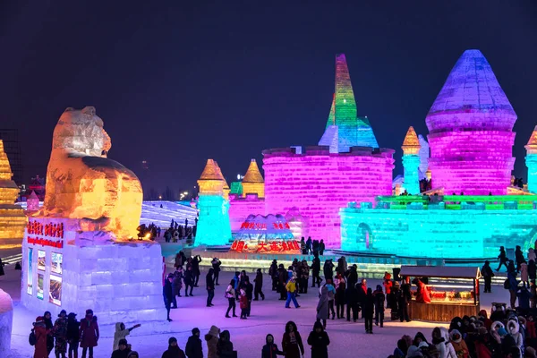 Harbin, China - 21 Jan 2017: Harbin internationale ijs en sneeuw Sculpture Festival is een jaarlijks winter festival dat plaatsvindt in Harbin. Het is de wereld grootste ijs en sneeuw festival. — Stockfoto