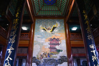 Wuhan, Çin - 24 Ocak 2017: 756 emaye parçaları, sarı vinç, kuleye ilgili efsane resmeden ve adı beyaz bulutlar ile yapılan bir duvar resmi Huang He Lou (sarı vinç Kulesi), içinde.