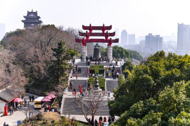 Wuhan, Çin - 24 Ocak 2017: Sarı vinç kule mavi gökyüzü yılan Hill, Wuhan, Çin karşı. Üç Çince karakterler 