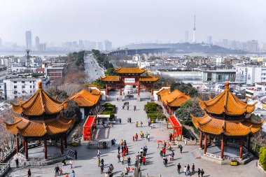 Wuhan, Çin - 24 Ocak 2017: Sarı vinç kule mavi gökyüzü yılan Hill, Wuhan, Çin karşı. Üç Çince karakterler 