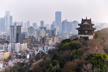 Wuhan, Çin - 24 Ocak 2017: Sarı vinç kule mavi gökyüzü yılan Hill, Wuhan, Çin karşı. Üç Çince karakterler 