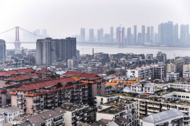 Wuhan, Çin - 24 Ocak 2017: Sarı vinç kule mavi gökyüzü yılan Hill, Wuhan, Çin karşı. Üç Çince karakterler 