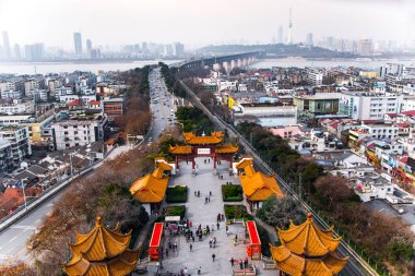 Wuhan, Çin - 24 Ocak 2017: Sarı vinç kule mavi gökyüzü yılan Hill, Wuhan, Çin karşı. Üç Çince karakterler 