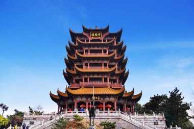 Wuhan, Çin - 24 Ocak 2017: Sarı vinç kule mavi gökyüzü yılan Hill, Wuhan, Çin karşı. Üç Çince karakterler 