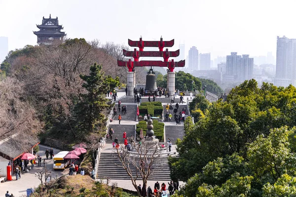 Wuhan, Çin - 24 Ocak 2017: Sarı vinç kule mavi gökyüzü yılan Hill, Wuhan, Çin karşı. Üç Çince karakterler 