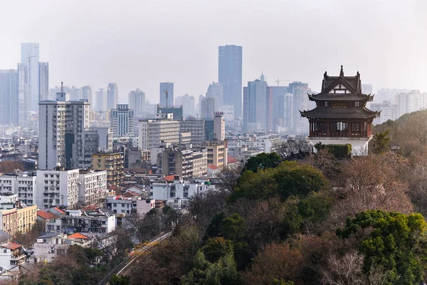 Wuhan, Çin - 24 Ocak 2017: Sarı vinç kule mavi gökyüzü yılan Hill, Wuhan, Çin karşı. Üç Çince karakterler 