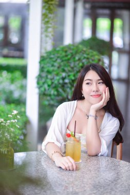 Güzel kız düşünme